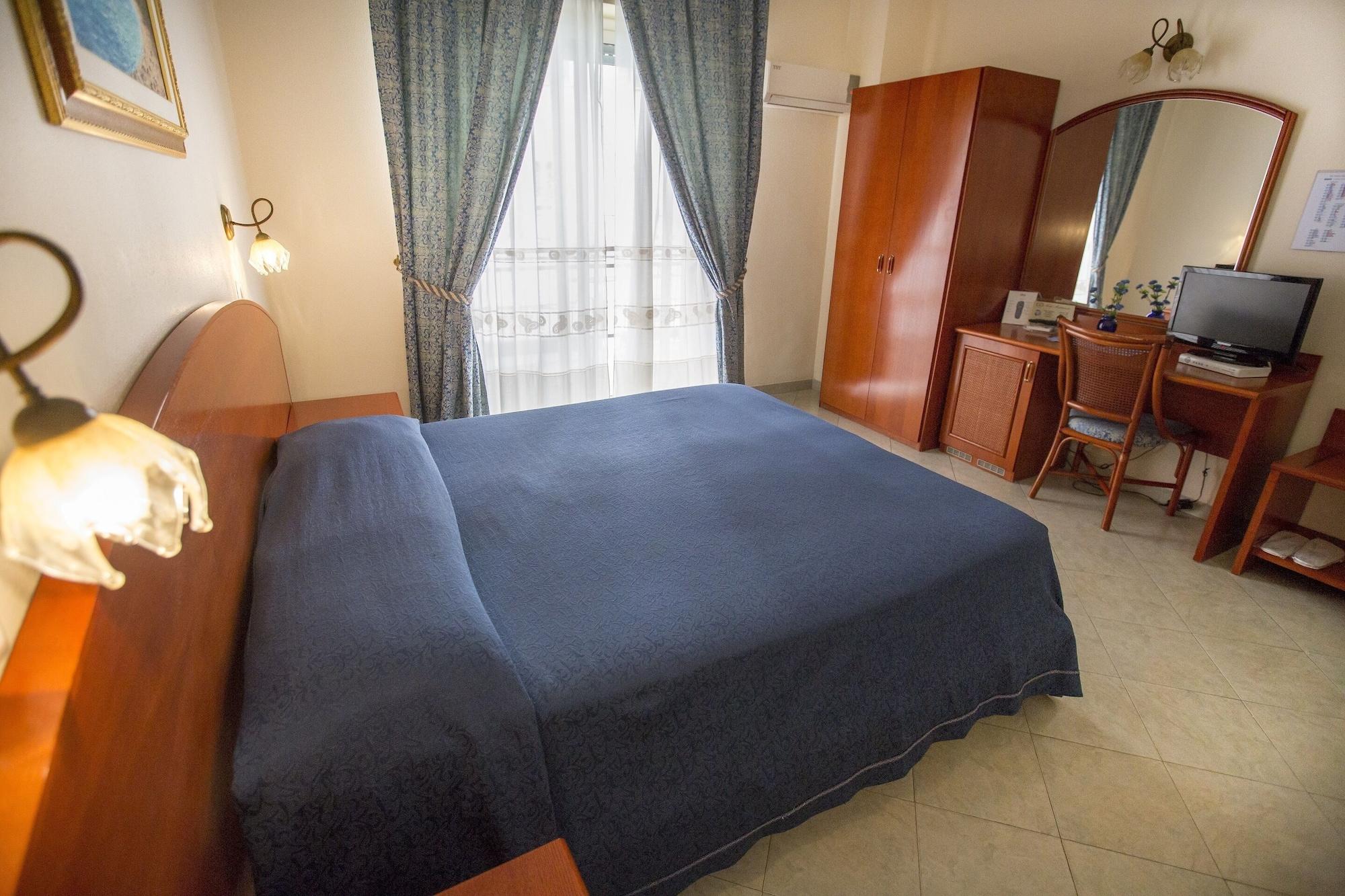 צ'פאלו Hotel Mediterraneo מראה חיצוני תמונה