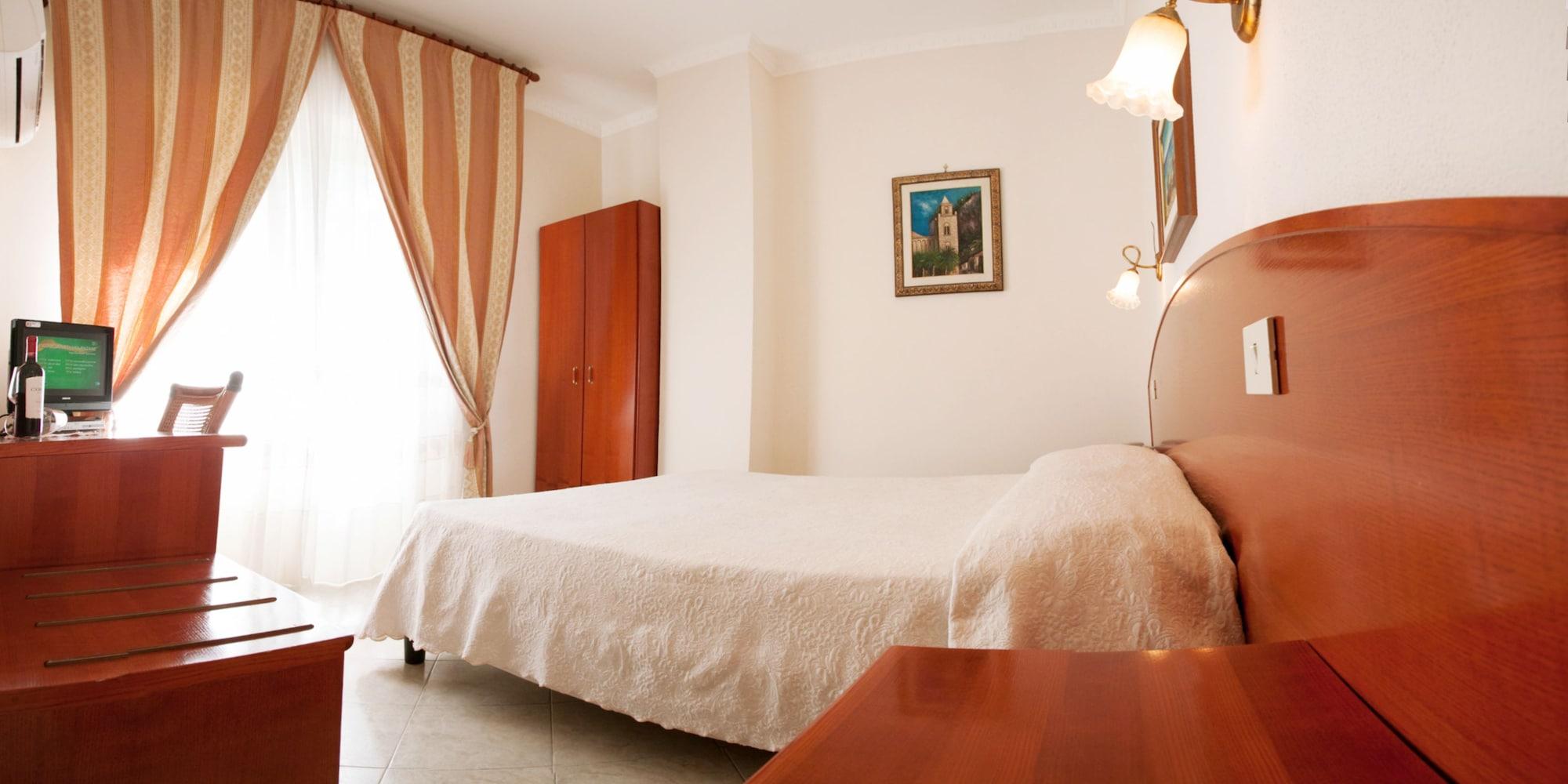 צ'פאלו Hotel Mediterraneo מראה חיצוני תמונה