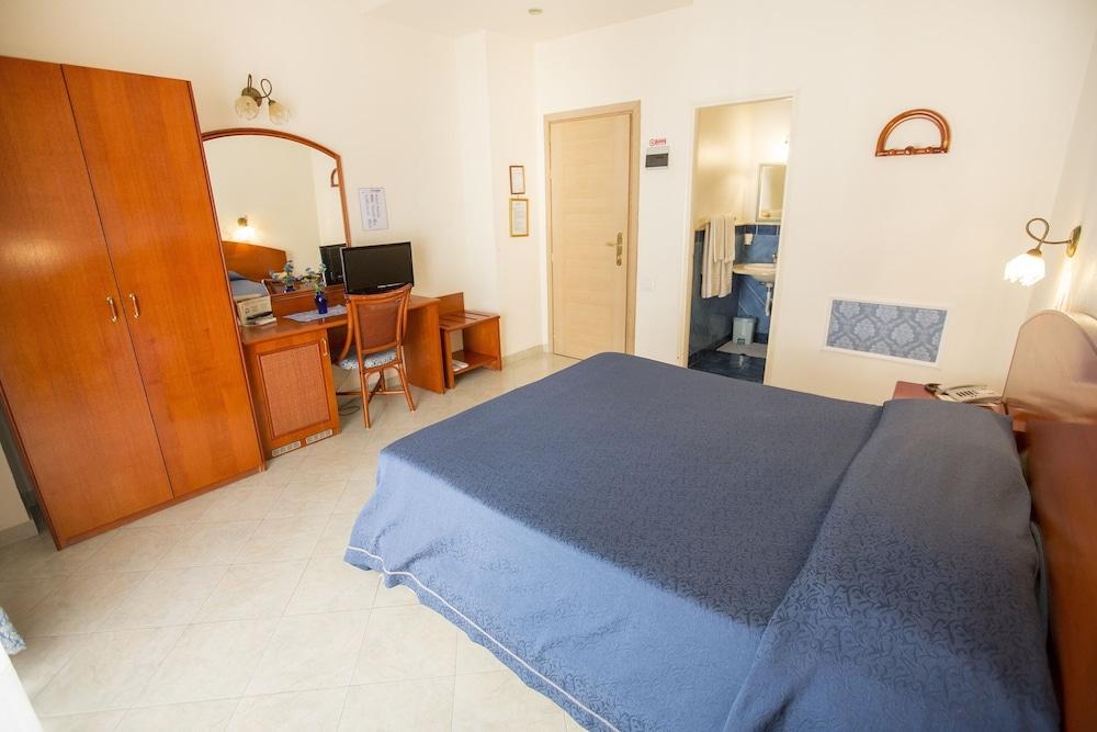 צ'פאלו Hotel Mediterraneo מראה חיצוני תמונה