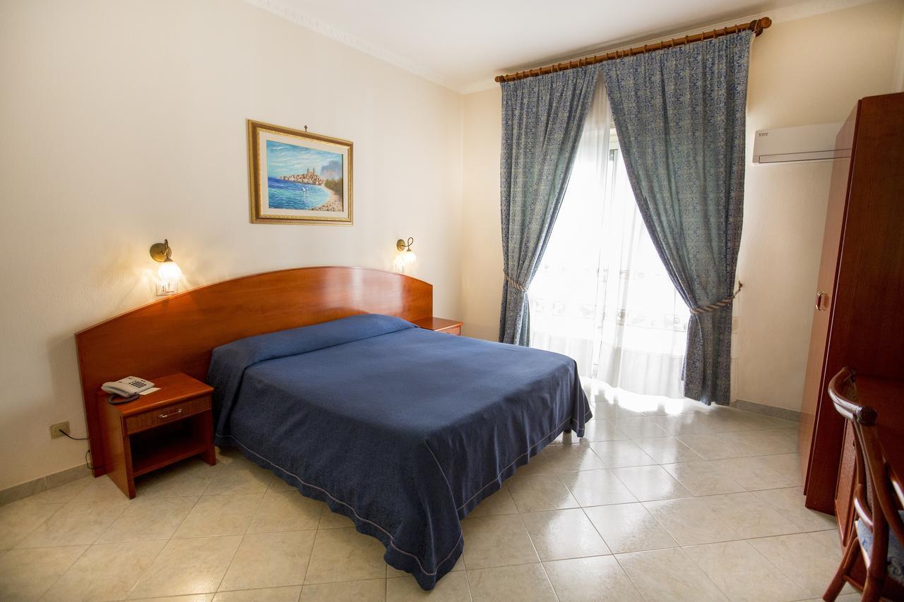 צ'פאלו Hotel Mediterraneo מראה חיצוני תמונה