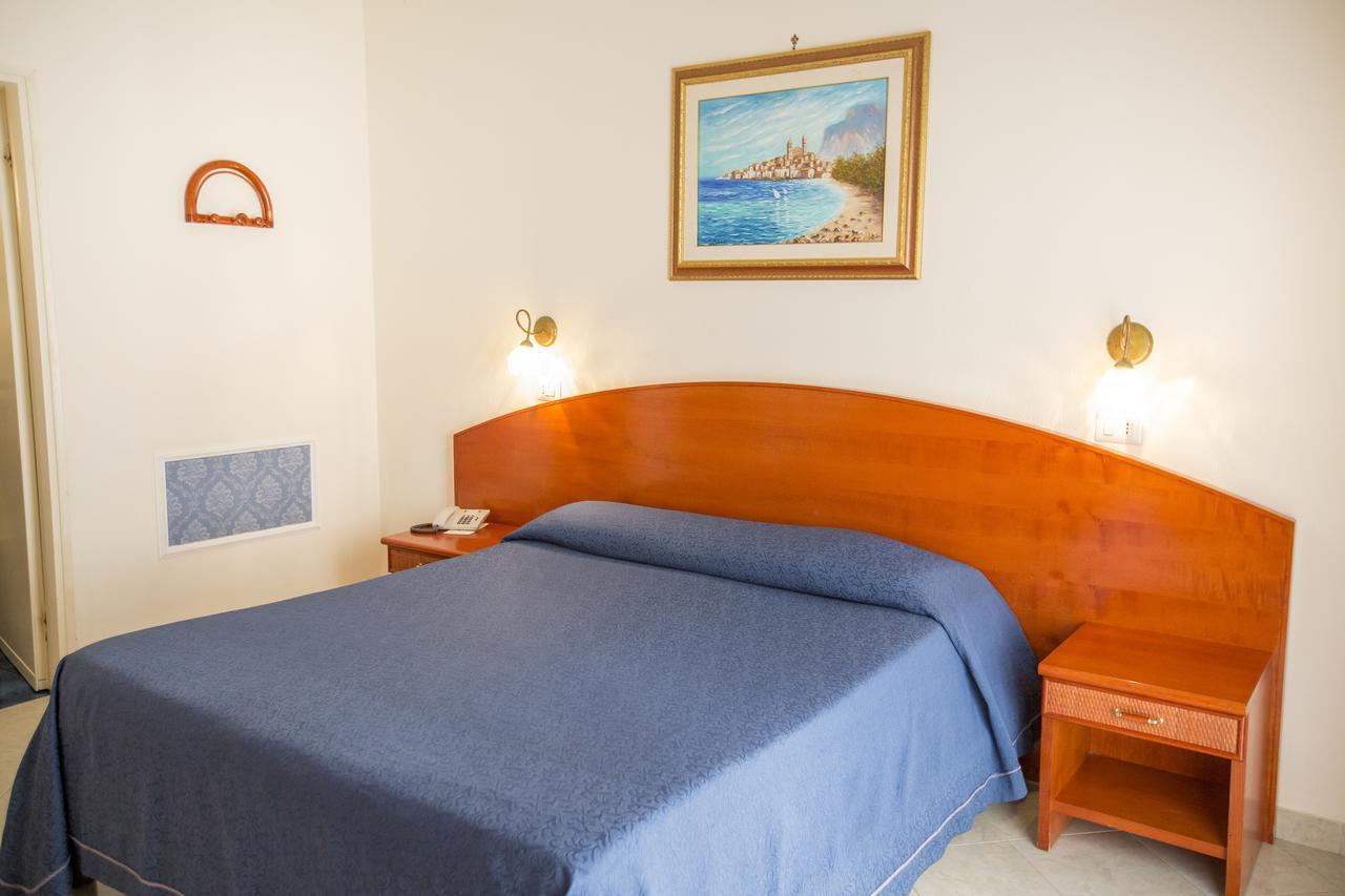 צ'פאלו Hotel Mediterraneo מראה חיצוני תמונה