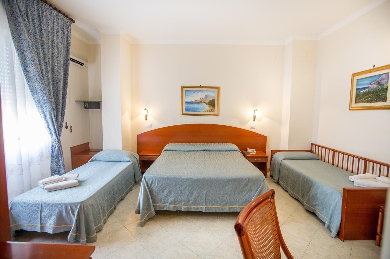 צ'פאלו Hotel Mediterraneo מראה חיצוני תמונה