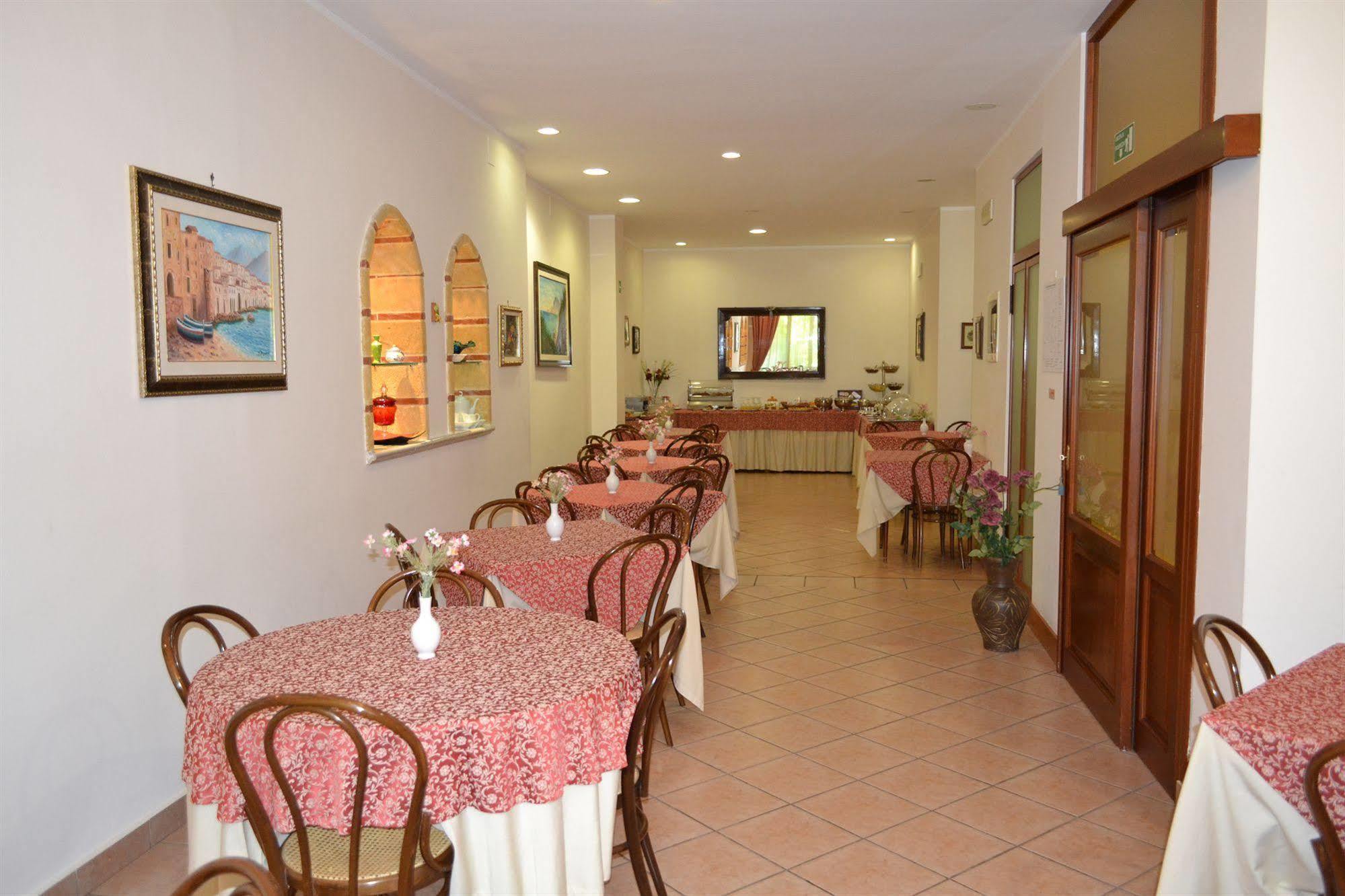 צ'פאלו Hotel Mediterraneo מראה חיצוני תמונה