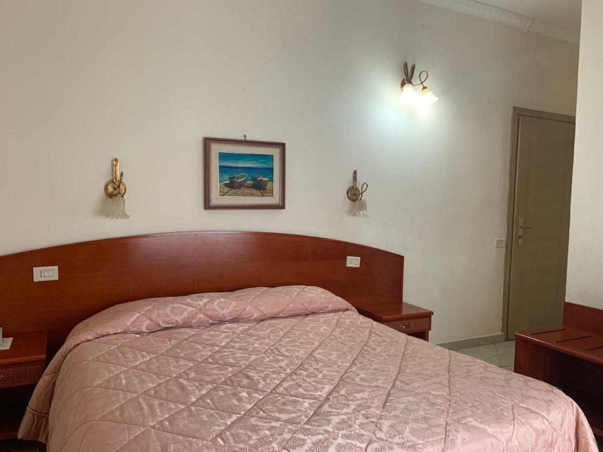 צ'פאלו Hotel Mediterraneo מראה חיצוני תמונה